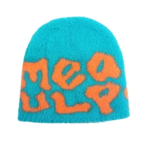 Bonnet en peluche Mea Culpa bleu vif avec lettrage orange pour la chaleur hivernale