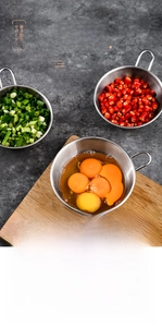 Detail der Rührschüssel aus 304 Edelstahl mit ergonomischem Metallgriff zum Backen
