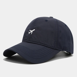 Détail de la casquette de baseball bleu marine séchage rapide avec avion brodé devant