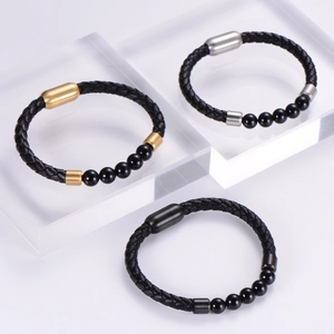 Dettaglio di bracciali in pelle intrecciata con chiusure magnetiche e perle onice in tre colori