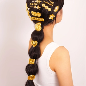 Set d'accessoires cheveux dorés avec charms étoile de mer et coquillage sur mannequin