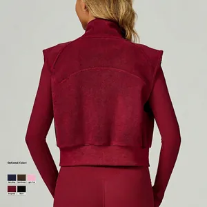 Gilet en polaire rouge foncé à col montant et bord côtelé, vue de dos