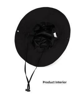 Dettaglio della fodera in rete traspirante e del cordino antivento del cappello nero