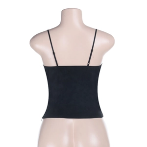 Vista posterior de la camiseta de cuero PU negro con ojales metálicos y tirantes finos