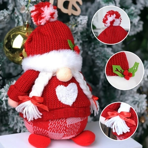 Poupée de gnome de Noël en tricot avec bonnet rouge et cœur blanc pour décor festif