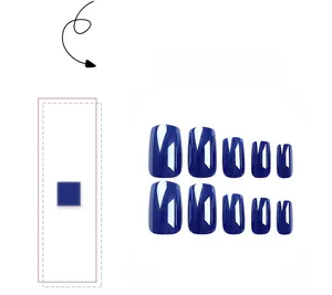 Vue détaillée des faux ongles carrés bleu roi brillant de différentes tailles sur blanc