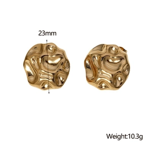 Detail of 23mm organic fluid-shaped gold earrings with hammered texture and 10.3g weight
