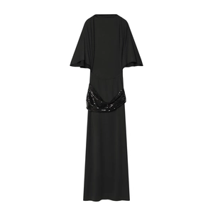 Robe midi noire élégante avec manches cape et détails étincelants à paillettes