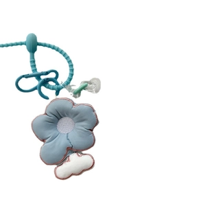 Pendentif fleur brodée en peluche avec nuage blanc et lanière en silicone pour sacs