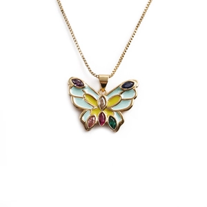 Collier papillon doré avec émail bleu clair jaune et pierres précieuses colorées sur blanc