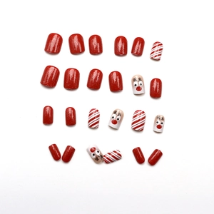 Faux ongles de Noël avec motif de renne, paillettes rouges et rayures festives