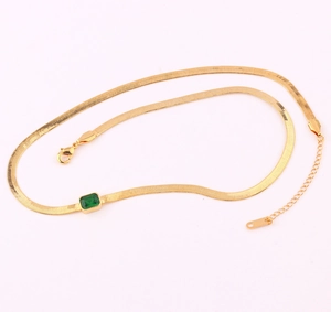 Dettaglio catena a serpente placcata oro 18k con ciondolo in zircone verde quadrato