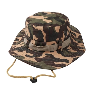 Nahaufnahme von Camouflage-Boonie-Hut mit Metall-Lüftungsschlitzen und verstellbarem Kinnriemen