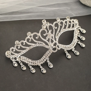 Masque de mascarade argenté avec strass en cristal et pendentifs en forme de larme