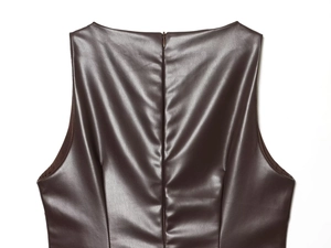 Dettaglio tuta in pelle marrone scuro con scollo rotondo e zip invisibile sul retro