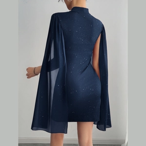 Rückansicht des dunkelblauen Bodycon-Kleides mit Strass und geteilten Cape-Ärmeln