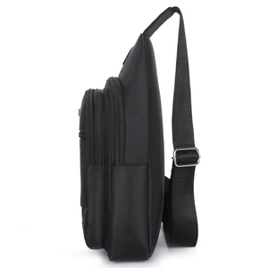 Seitenansicht der schwarzen wasserdichten Oxford-Brusttasche mit Mehrschicht-Reißverschlüssen