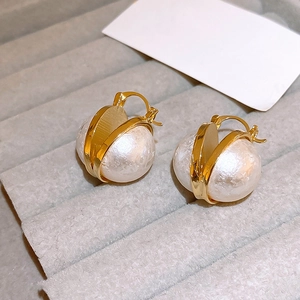 Boucles d'oreilles perles baroques avec bord doré et finition texturée élégante