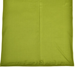 Détail du tissu vert montrant la texture, la couture verticale et l'ourlet roulé
