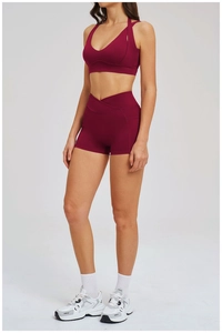 Details von weinrotem Yoga-Set mit Überkreuz-Sport-BH und V-Taille Shorts für Damen