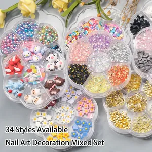 Nailart-Set mit Bären, Blumen und Perlen in blütenförmigen Aufbewahrungsboxen