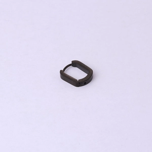 Gros plan de boucles d'oreilles carrées noires en acier brossé avec fermoir à ressort