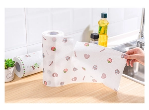 Rotolo da cucina riutilizzabile con stampe di fragole posizionato sul bancone