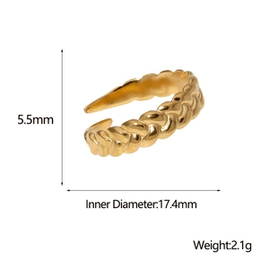 Détail montrant le diamètre de 17,4 mm et la largeur de 5,5 mm de la bague dorée