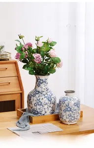 Dettaglio di vasi in ceramica a fiori blu con smalto craquelé vintage e texture rustica