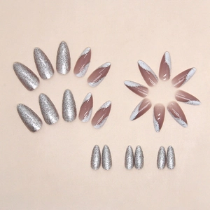 Set unghie finte a mandorla con glitter argento e marmo rosa per donne eleganti