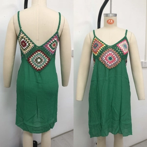 Mini robe de plage bohème verte en crochet avec corsage vintage à carreaux colorés