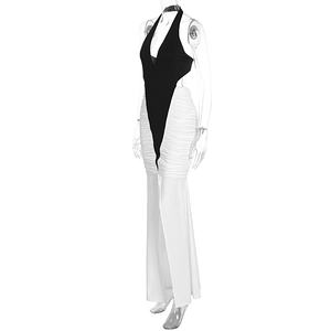 Dettaglio dell'abito elegante bianco e nero con arricciature e spacco laterale