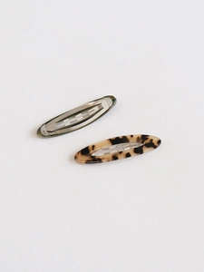 Détail de barrettes BB en acétate avec motifs marbre vert foncé et écaille classique