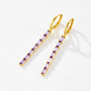 Orecchini a pendente in argento S925 con zirconi viola rettangolari e finitura oro