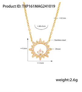 Vue détaillée du pendentif tournesol avec zircone étincelante et chaîne dorée