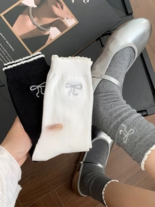 Detailaufnahme der Rüschensocken im Balletcore-Stil mit feiner Schleifenstickerei