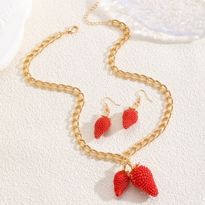 Conjunto de joyas de fresa roja con collar de cadena dorada y pendientes colgantes