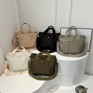 Bolsos tote grandes de lona en cinco colores con correas de hombro ajustables