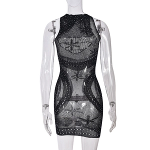 Détail de mini-robe noire en résille ajourée avec strass scintillants et texture résille