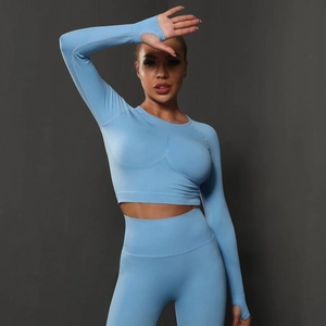 Détail du haut de yoga sans couture bleu clair avec passe-pouces et legging de sport