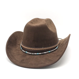 Détail du chapeau de cowboy marron en suédine avec perles turquoise et ruban tressé