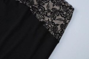 Détail de la dentelle noire et du tissu lisse sur une robe moulante élégante