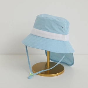 Détail d'un chapeau de soleil bleu clair avec protège-nuque, filet et mentonnière réglable