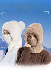 Détail du bonnet en tricot avec masque intégré et bordure en peluche chaude bicolore