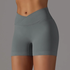 Dettaglio degli shorts da yoga grigi senza cuciture con vita alta a V incrociata a coste