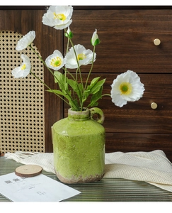 Detail der grün krakelierten Keramikvase mit Griff und rustikal strukturiertem Boden