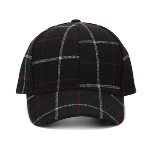 Gorra de béisbol clásica a cuadros blancos y negros con líneas rojas y parte superior