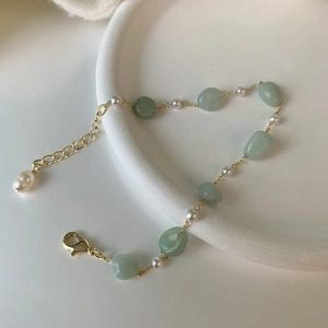 Bracciale dorato regolabile con avventurina verde, perle bianche e ciondolo di perla