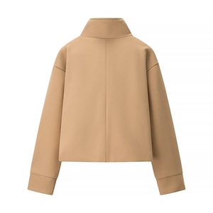Vue arrière de la veste courte en laine camel avec col montant, style minimaliste