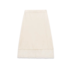 Elegante sottoveste midi beige con bordo in pizzo e vita elastica su sfondo bianco